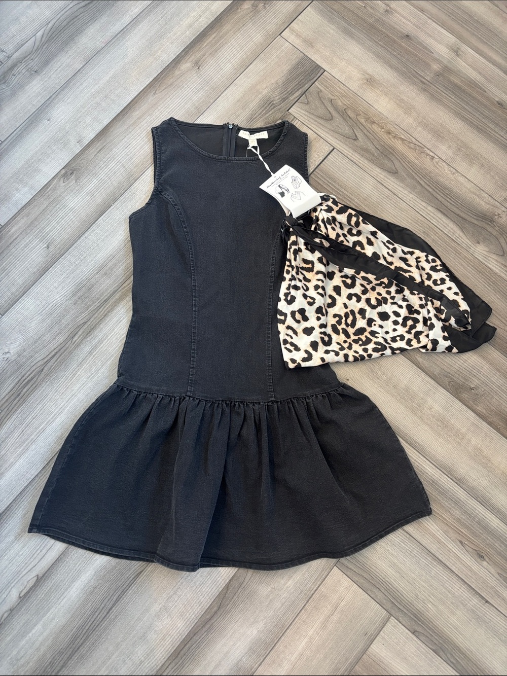Sleeveless Black Casual Dress with Leopard Scarf